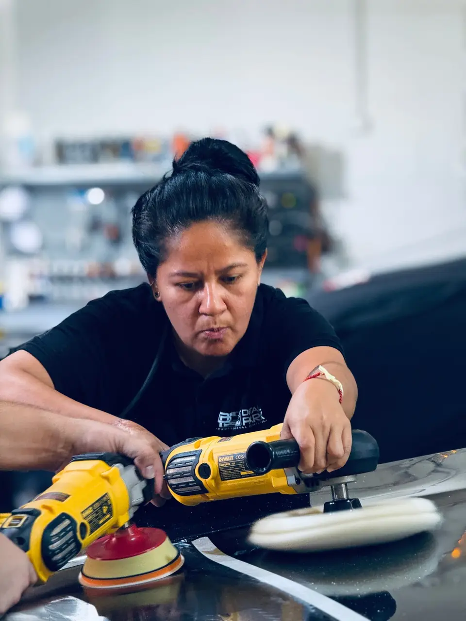 Alumna concentrada puliendo con una pulidora DeWalt