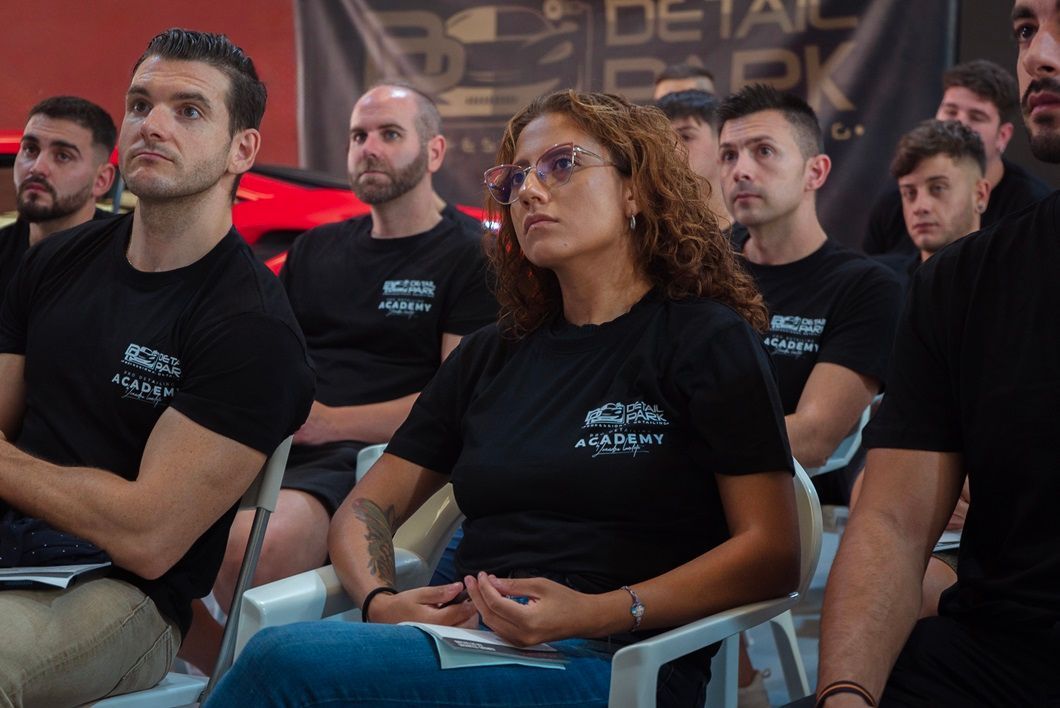 Alumnos del curso de detailing en clase teórica de Academia Detail aprendiendo a montar un centro profesional