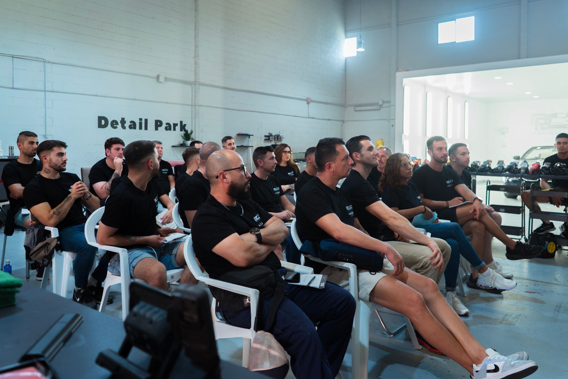 Taller profesional de detailing con equipamiento de alta gama para negocio rentable