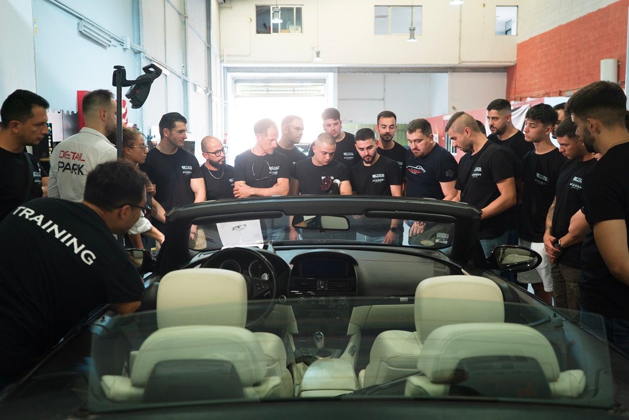 Alumnos en prácticas de detailing profesional aprendiendo a evitar errores comunes en Academia Detail