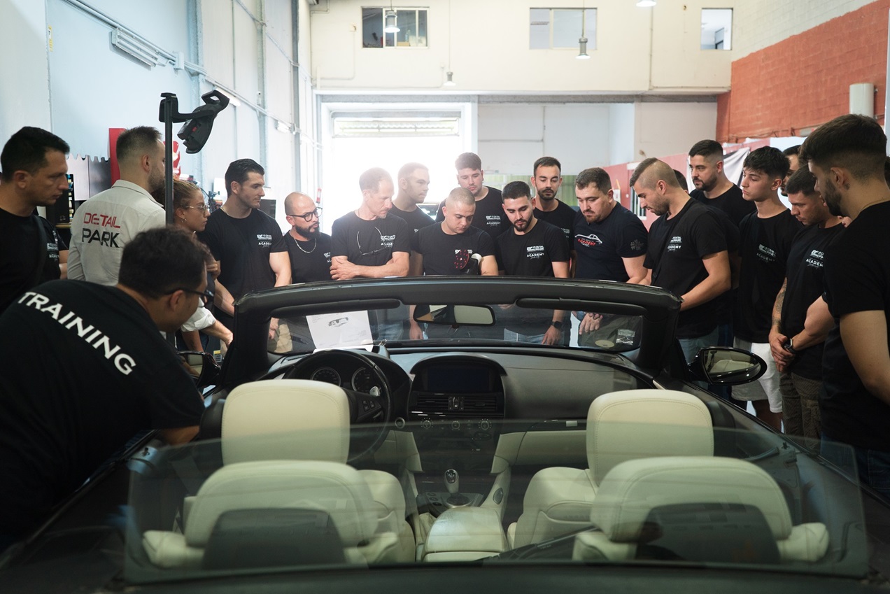 Cursos de Detailing 32 Alumnos en prácticas de detailing en taller