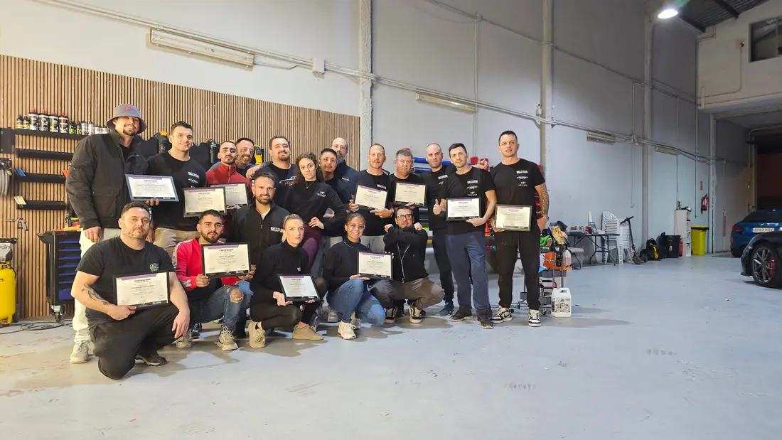 Grupo de alumnos con sus certificados de Detail Park