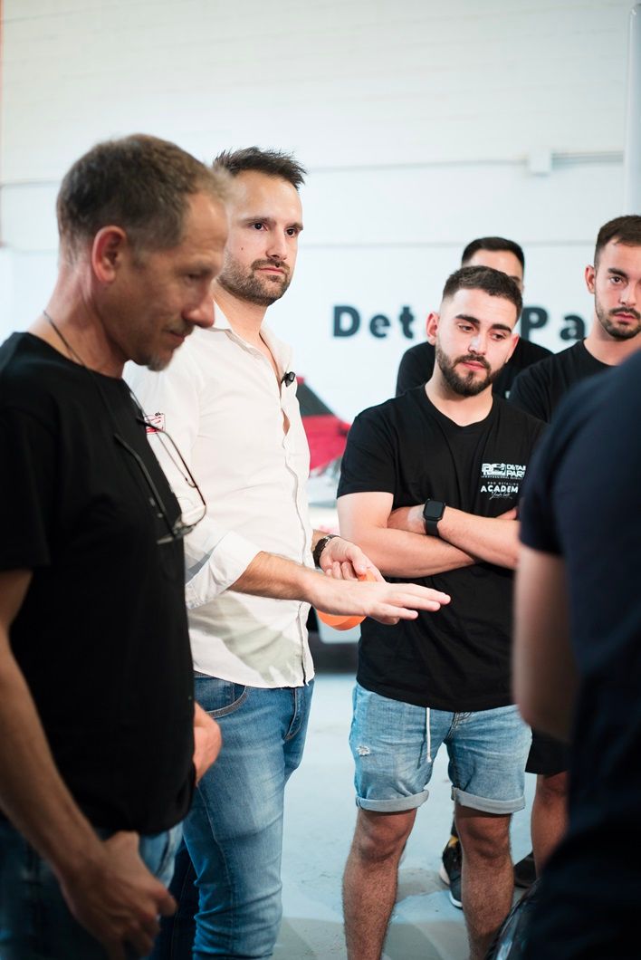Daniel López explicando errores comunes a grupo de alumnos durante formación de detailing profesional