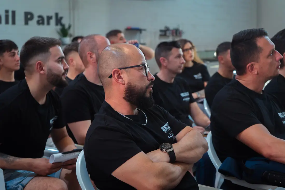 Grupo de alumnos atentos a una explicación en Detail Park