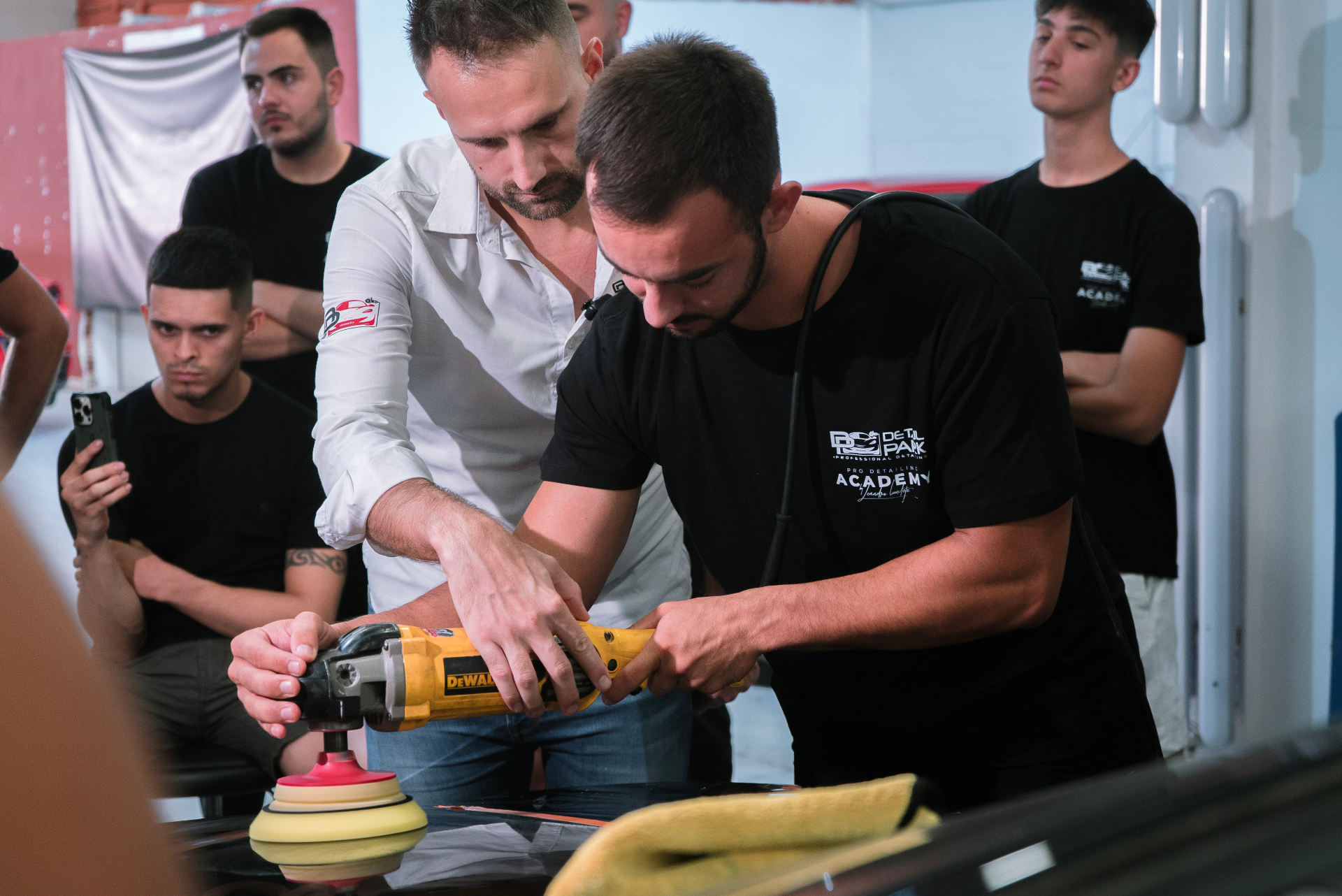 Cursos de Detailing 28 Práctica real con pulidora en el curso