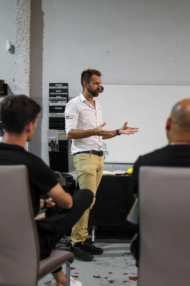 Daniel López explica a un grupo de alumnos en el taller de Detail Park