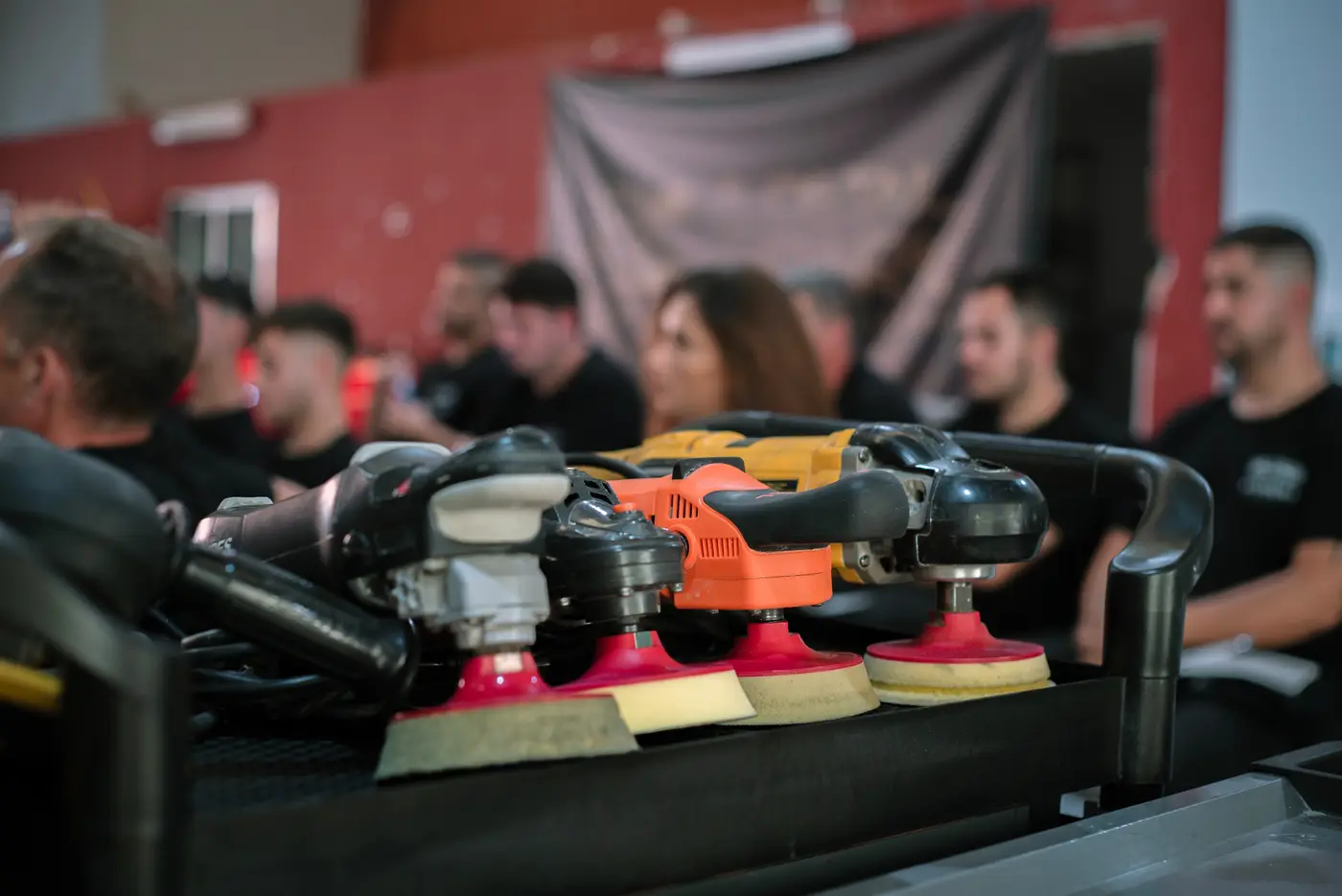Pulidoras rotativas y orbitales con sus boinas preparadas para la clase