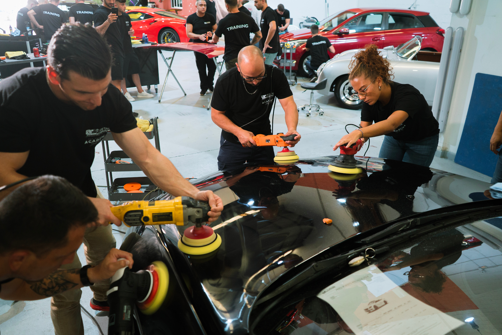 Cursos de Detailing 31 Alumnos practicando técnicas de detailing